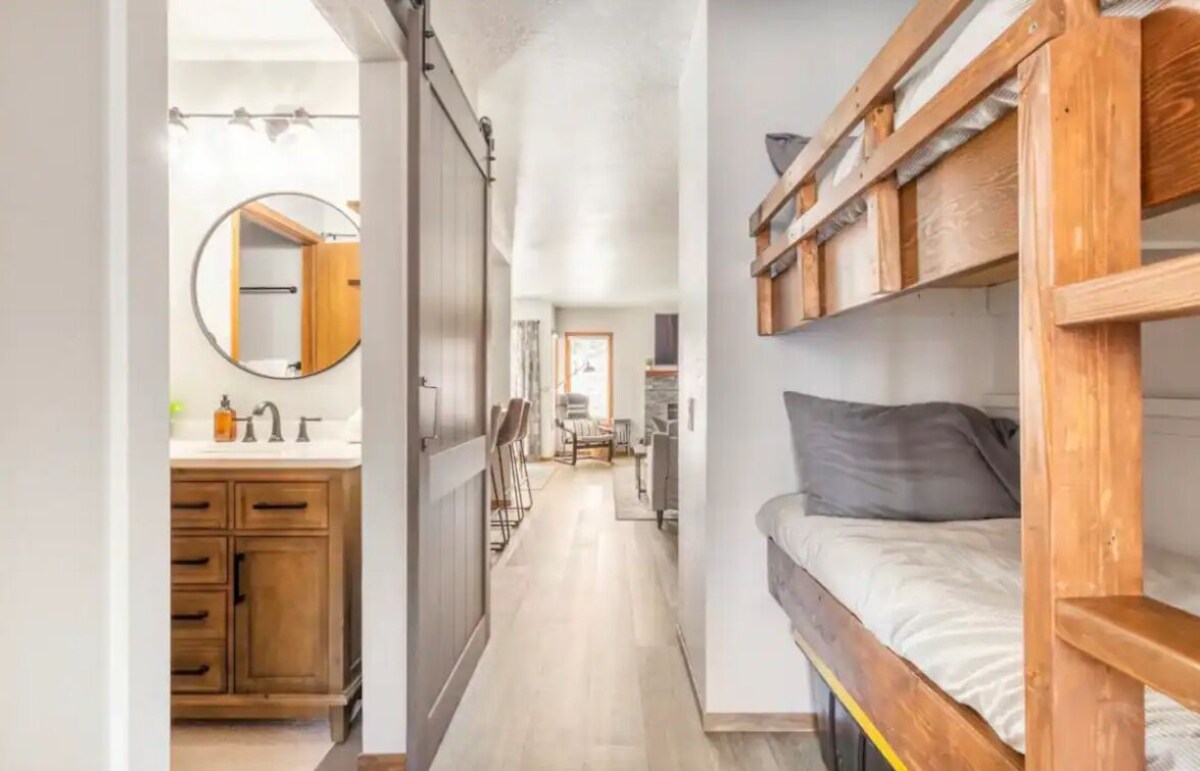 Updated 1 bedroom with bunks near Mammoth Creek, bike paths, & free shuttle!