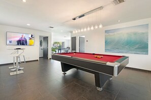 Enormous pool room with no cueing restrictions around the pro-size, 8.5ft table!