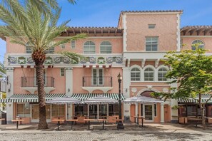 Explore Espanola Way!