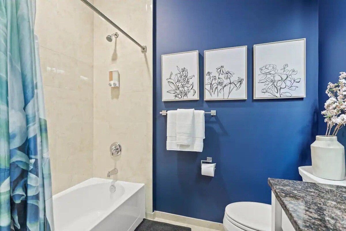 ⚜Deluxe Executive Old Town Apt w/Dedicated Office⚜