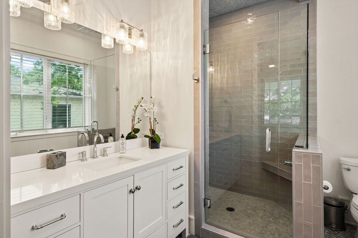 5-bedroom Oceanview beauty is just steps away from the ocean