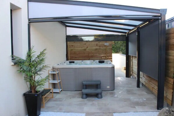 Outdoor spa tub
