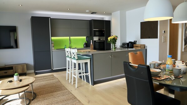 Open plan lounge/dining/kitchen