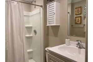 Full size Master Bath w/ Walk in Shower 