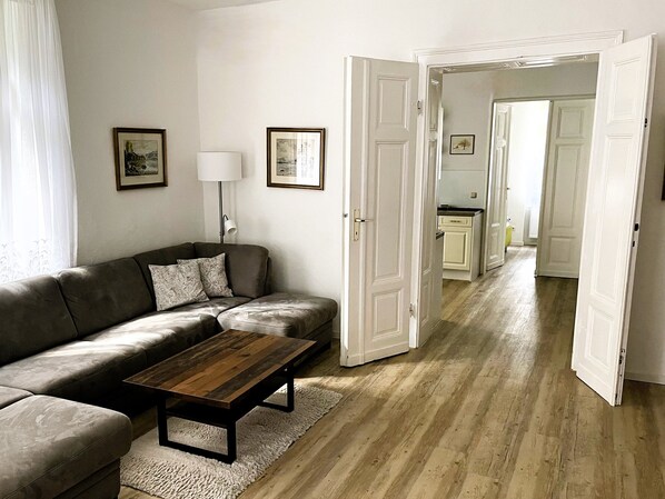 Helles, geräumiges Wohnzimmer mit gemütlicher Couch und Essbereich.