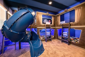 STAR WARS ROOM - 2 BUNK BEDS