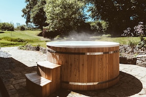 The hot tub at Holwell Farmhouse, Devon