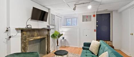 Lovely designed private one bdrm apartment in the hearty of Washington Square Park West in Center City 