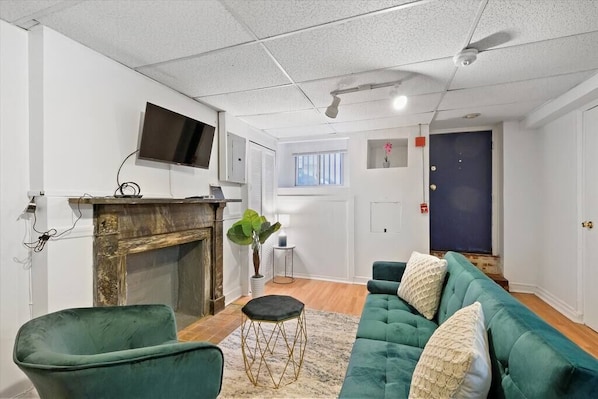 Lovely designed private one bdrm apartment in the hearty of Washington Square Park West in Center City 