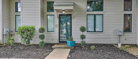 Huntsville Vacation Rental | 2BR | 2BA | 1 Step to Enter | 1,200 Sq Ft