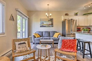 Living Room | Smart TV | Free WiFi | Queen Sofa Sleeper | Central Heating