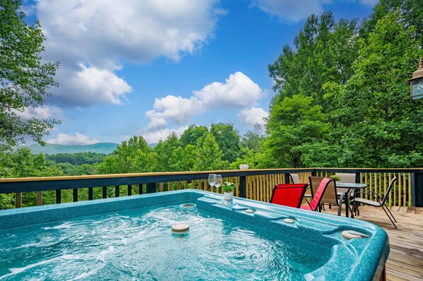 Enjoy the amazing view from the hot tub! 