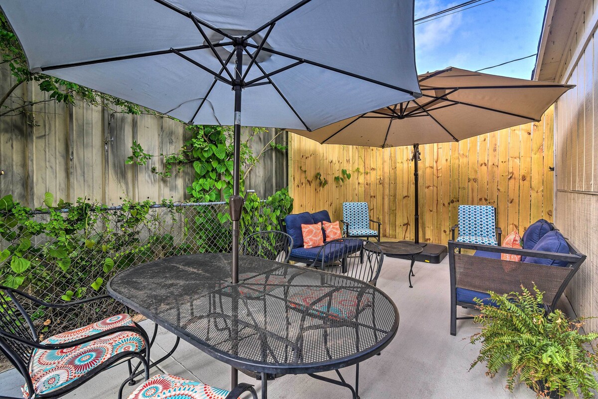 Dog-Friendly Galveston Home: 1 Mi to Seawall