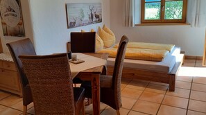 Ferienwohnung 48qm, EG, Wohn-/Schlafraum, Terrasse, TV, W-LAN-Ferienwohnung Schelzke Wohnschlafraum 2