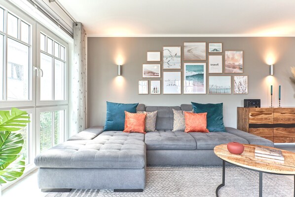 Wohnzimmercouch mit Fensterfront