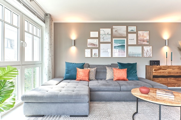 Wohnzimmercouch mit Fensterfront