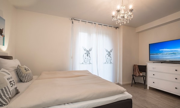 erstes Schlafzimmer mit Doppelbett