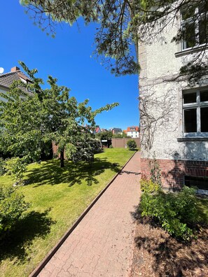 Blick vom Garteneingang