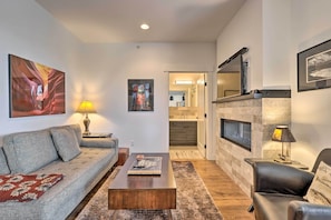 Living Room | Smart TV | Gas Fireplace