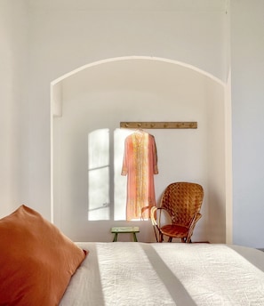 La 2ème chambre avec un lit king-size (190X200). Au 1er étage. Fenêtre l'ouest.