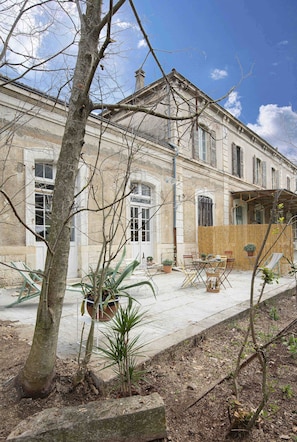 Façade ouest avec la terrasse privative.