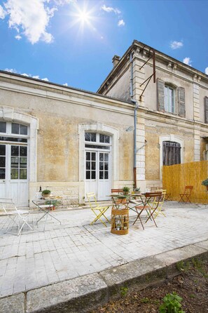 Façade ouest avec la terrasse privative.