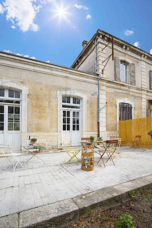 Façade ouest avec la terrasse privative.