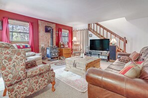 Living Room | Free WiFi | Cable TV | Wood-Burning Fireplace