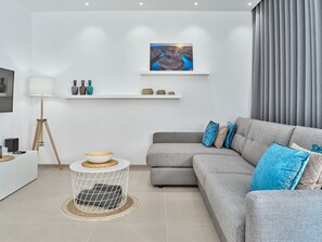 Beautiful spacious living room with dining room