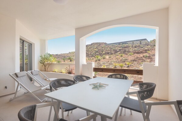 Grande terrasse avec vue sur la montagne