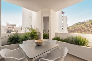 Spacious terrace with views of the mountain