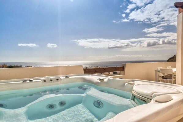 Rooftop jacuzzi 