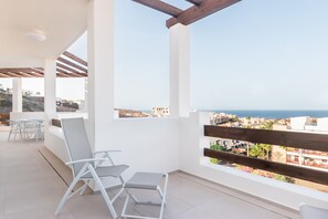 Grande terrasse avec vue sur la mer