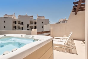 Rooftop jacuzzi with sunbathing area