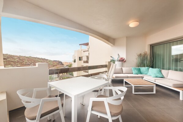 Grande terrasse avec coin détente et table à manger 