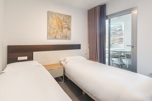 Large bedroom with 2x90m bed