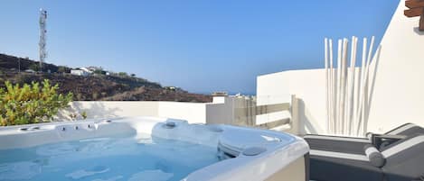 Jacuzzi sur le toit avec les chaises longues