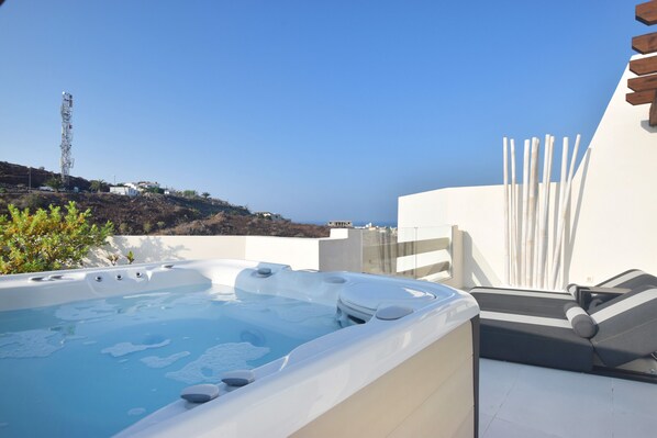 Rooftop jacuzzi with sunbathing area