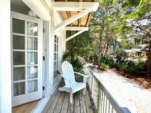 PRIVATE PORCH OFF QUEEN W/ ADIRONDACK SEATING