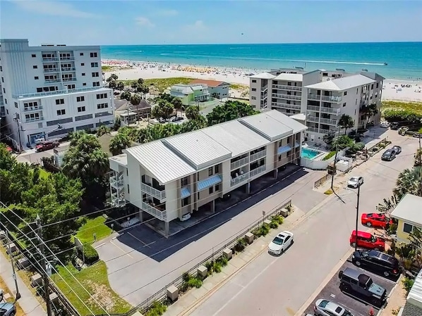 Beautiful Beachside Condo Just Steps from the Beach 🏖 