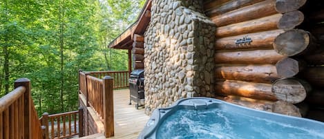 Private hot tub on deck. Always drained, cleaned, & refilled after every guest. 