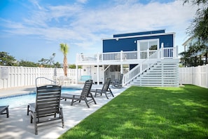 Professional Lawn / Private Pool
