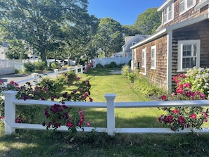 Spacious yard for children / adults on cul de sac 