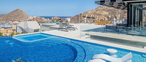 Infinity pool and jacuzzi overlooking the ocean