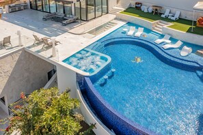 Infinity pool and jacuzzi