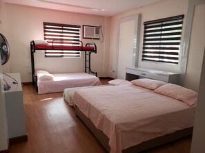 Bunk bed with Queen and twin size mattresses.
Queen and double size pull out.