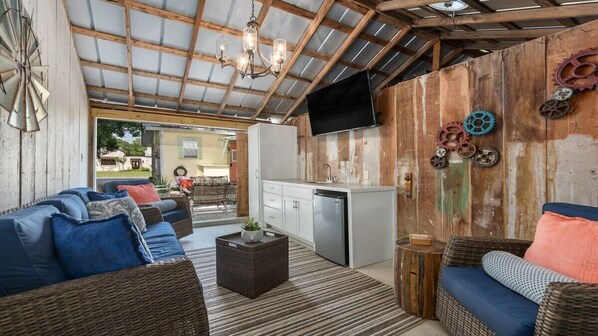 Adorable outdoor living space + bar.