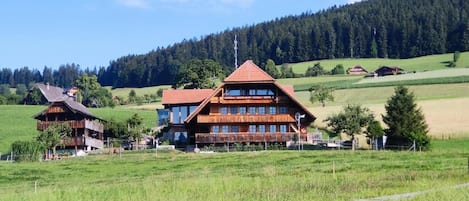 Haus und Umgebung