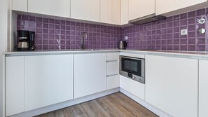A fully equipped kitchen with all the amenities you need for your homemade meals #homecooking #clean #portugal #pt #lisbon