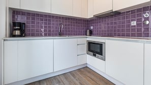 A fully equipped kitchen with all the amenities you need for your homemade meals #homecooking #clean #portugal #pt #lisbon